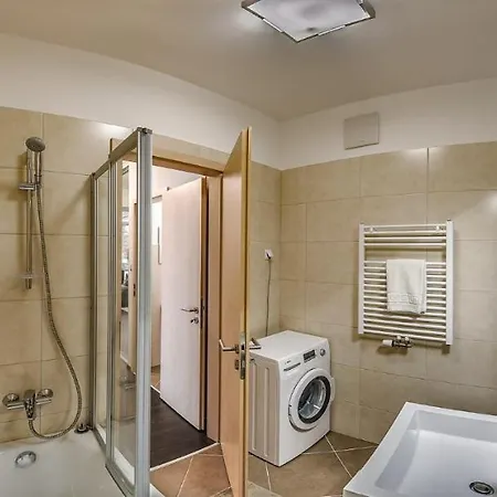 Sunset Terrace Apartment-free Garage *